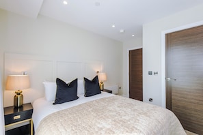 2 habitaciones, tabla de planchar con plancha y cuna de viaje