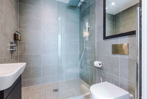 Shower, hair dryer, towels, soap - The Foss Retreat @ Ryedale House 2 Bed/Bath Luxury Apartment York Centre Parking (York)