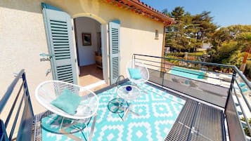 Chambre Double Supérieure, salle de bains privée, vue piscine (La Saint-Raphaël) | Terrasse/Patio