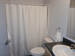 Douche, sèche-cheveux, serviettes fournies, savon