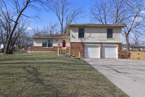 Exterior - TVs in every Bedroom,King Beds,Fenced Yard (Shawnee)