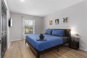 Room - TVs in every Bedroom,King Beds,Fenced Yard (Shawnee)