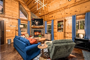 Smart TV, fireplace, books - Firepit, Grill & Hot Tub - Private Spa Cabin for Two (Broken Bow)