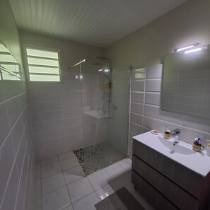 Bathroom - Vrbo Property (Rivière-Pilote)