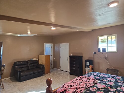 Cozy 1-bedroom chalet in beautiful Palmdale with AC