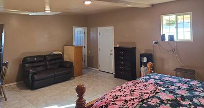 Cozy 1-bedroom chalet in beautiful Palmdale with AC