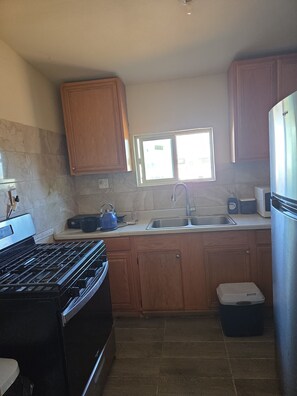 Private kitchen - Cozy 1-bedroom chalet in beautiful Palmdale with AC (Palmdale)