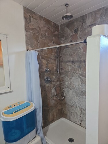 Cozy 1-bedroom chalet in beautiful Palmdale with AC