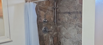 Cozy 1-bedroom chalet in beautiful Palmdale with AC