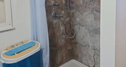 Cozy 1-bedroom chalet in beautiful Palmdale with AC
