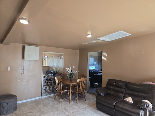 Cozy 1-bedroom chalet in beautiful Palmdale with AC