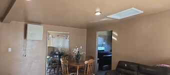 Cozy 1-bedroom chalet in beautiful Palmdale with AC