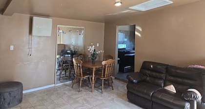 Cozy 1-bedroom chalet in beautiful Palmdale with AC