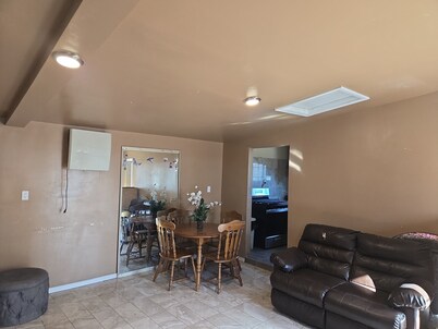 Cozy 1-bedroom chalet in beautiful Palmdale with Evaporative (swamp) cooler.