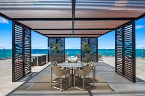 Outdoor dining - 10 Sec to Eagle Beach | Rooftop Pool & Ocean View (Noord)