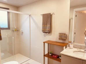 Hårføner, håndklær, såpe og toalettpapir