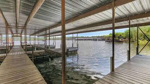 Une zone de quai abritée, dotée de passerelles en bois et de supports métalliques.