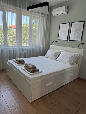 Tabla de planchar con plancha, wifi y ropa de cama 