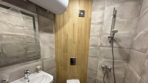 Un bagno con lavandino, WC e doccia.