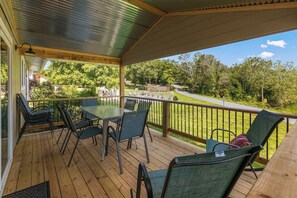 Outdoor dining - Lake Life Cabin - Lakefront Table Rock Lake (Galena)