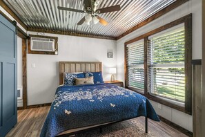 3 bedrooms, WiFi, bed sheets - Lake Life Cabin - Lakefront Table Rock Lake (Galena)