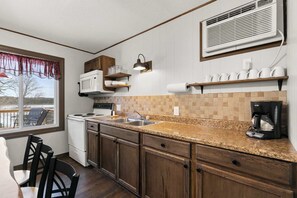 Fridge, microwave, stovetop - Crest View Cabin - Lakefront Table Rock Lake (Galena)