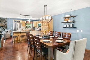 Dining - Lakefront 4BR · Pool · Resort Dock · Sleeps 12 (Galena)