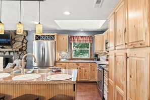 Fridge, microwave, oven, stovetop - Lakefront 4BR · Pool · Resort Dock · Sleeps 12 (Galena)