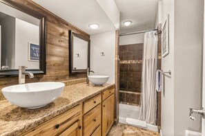 Shower, hair dryer, towels - Lakefront 4BR · Pool · Resort Dock · Sleeps 12 (Galena)