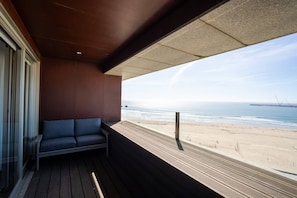 Ein Balkon mit Blick auf den Strand und den Ozean.