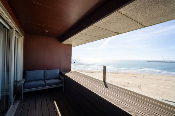 A balcony with a view of the beach and ocean. - Casa Marmite Sea View (Matosinhos)