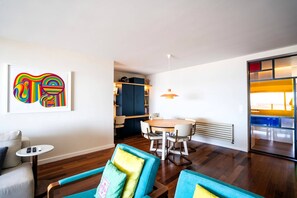 A modern living room with a round dining table, a sofa, and a coffee table. - Casa Marmite Sea View (Matosinhos)