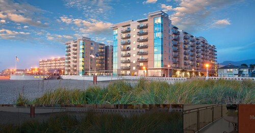 Beachfront! Seaside Condo, 2 Bedroom 2 Bath. Sleeps 6