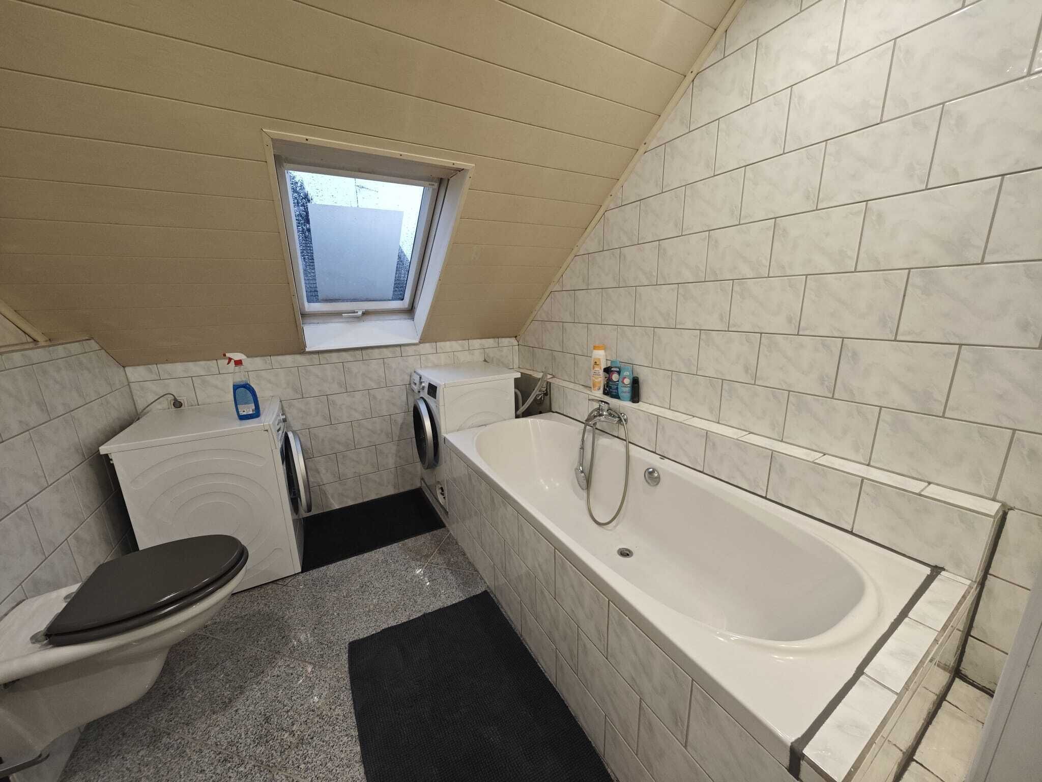 Haartrockner, Handtücher, Seife, Toilettenpapier