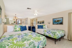 Room - Spacious 3 Bed Poolside Suite with Full Kitchen in Sunny Fort Myers Beach (Fort Myers Beach)