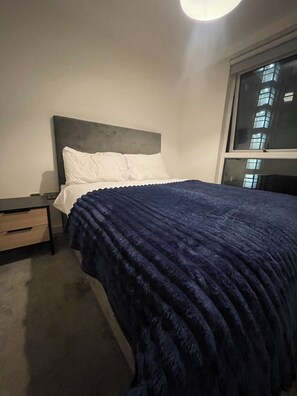 Iron/ironing board, WiFi, bed sheets - City Centre access - Stunning 2 Bed Retreat (Salford)