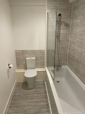 Shower, hair dryer, towels, soap - City Centre access - Stunning 2 Bed Retreat (Salford)