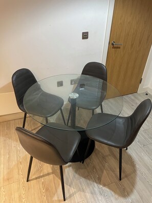 Dining - City Centre access - Stunning 2 Bed Retreat (Salford)