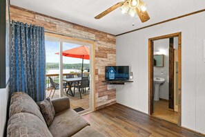 TV - Dogwood Cabin - Lakefront on Table Rock Lake (Galena)