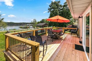 Outdoor dining - Dogwood Cabin - Lakefront on Table Rock Lake (Galena)