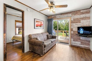 TV - Dogwood Cabin - Lakefront on Table Rock Lake (Galena)