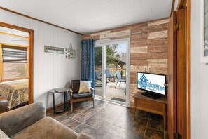 TV - Big Fish Cabin - Lakefront on Table Rock Lake (Galena)