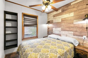 2 bedrooms, WiFi, bed sheets - Big Fish Cabin - Lakefront on Table Rock Lake (Galena)
