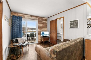TV - Big Fish Cabin - Lakefront on Table Rock Lake (Galena)