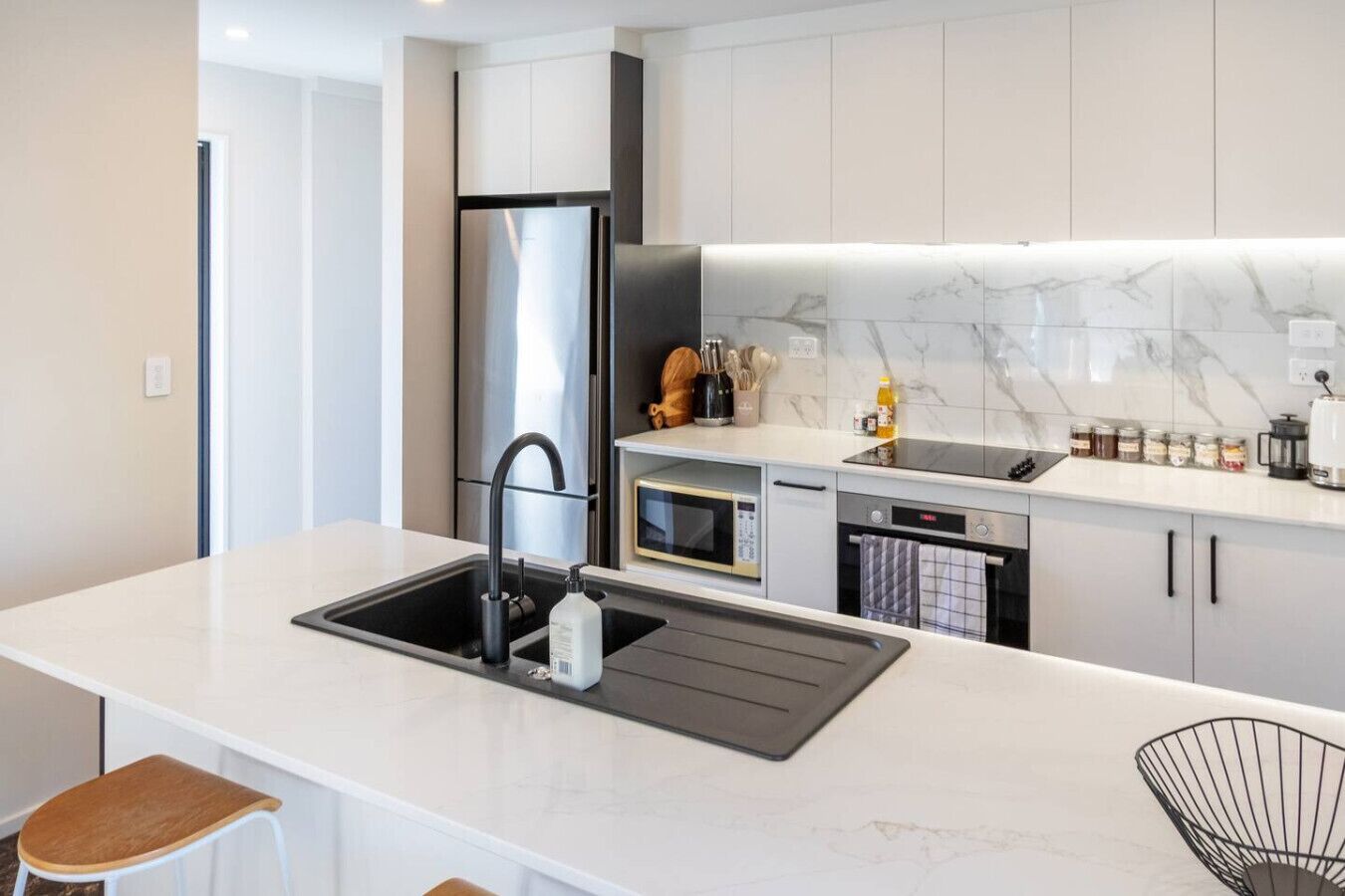 Frigorífico, microondas, horno y placa de cocina