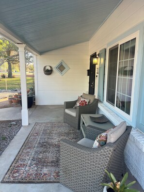 Terrace/patio - Wonderful 2-bedroom house with Zonal Mini Splits , tree lined nieghborhood (Phoenix)