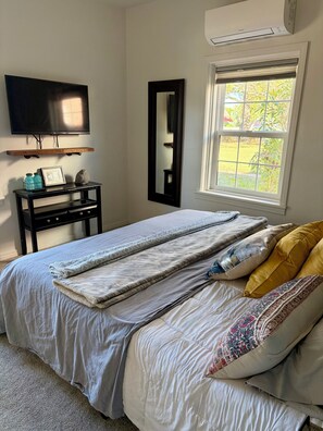 Room - Wonderful 2-bedroom house with Zonal Mini Splits , tree lined nieghborhood (Phoenix)