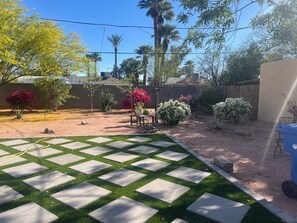 Property grounds - Wonderful 2-bedroom house with Zonal Mini Splits , tree lined nieghborhood (Phoenix)