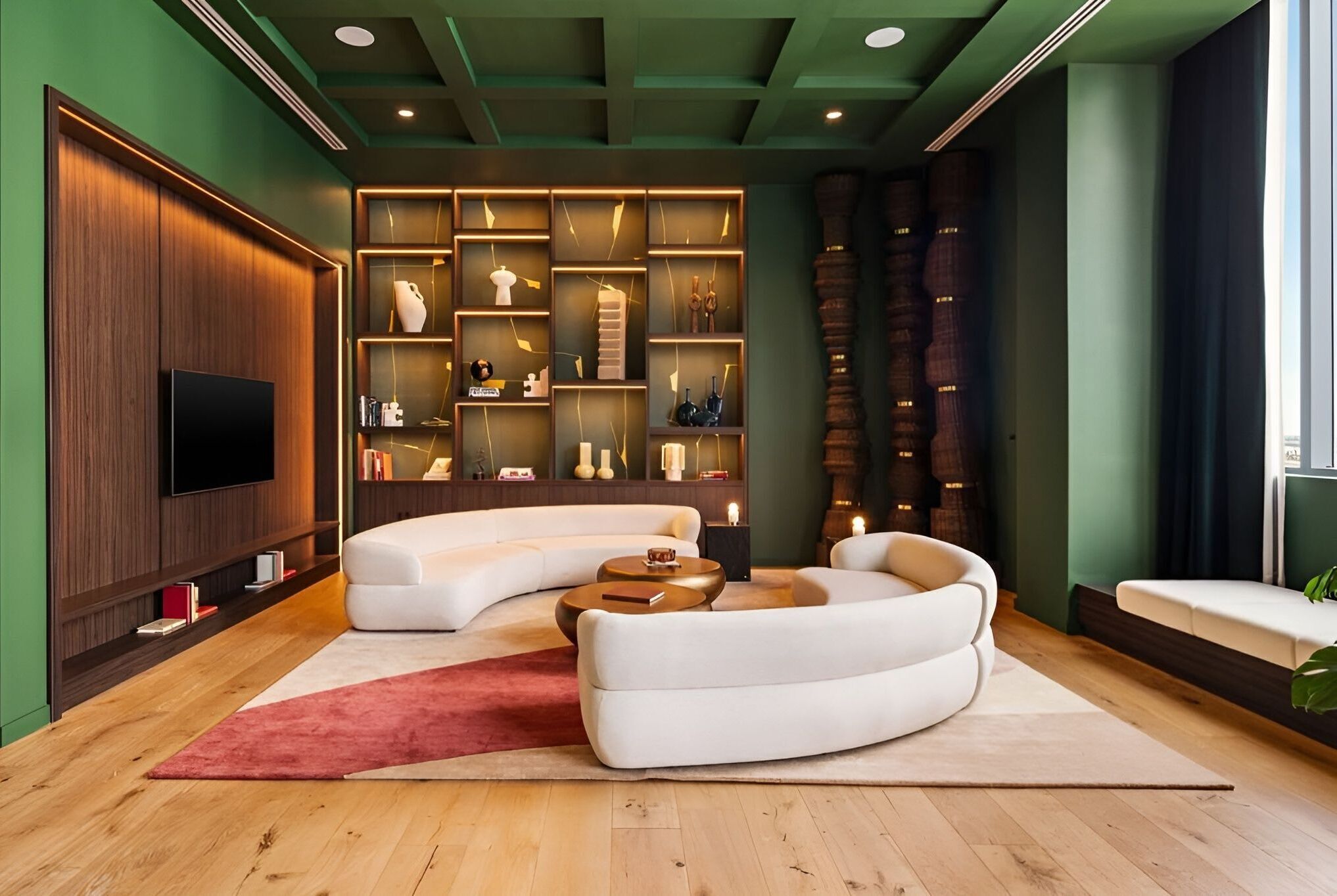 Uma sala de estar moderna com sofá em formato de L, televisão de tela plana e uma estante embutida com objetos decorativos.