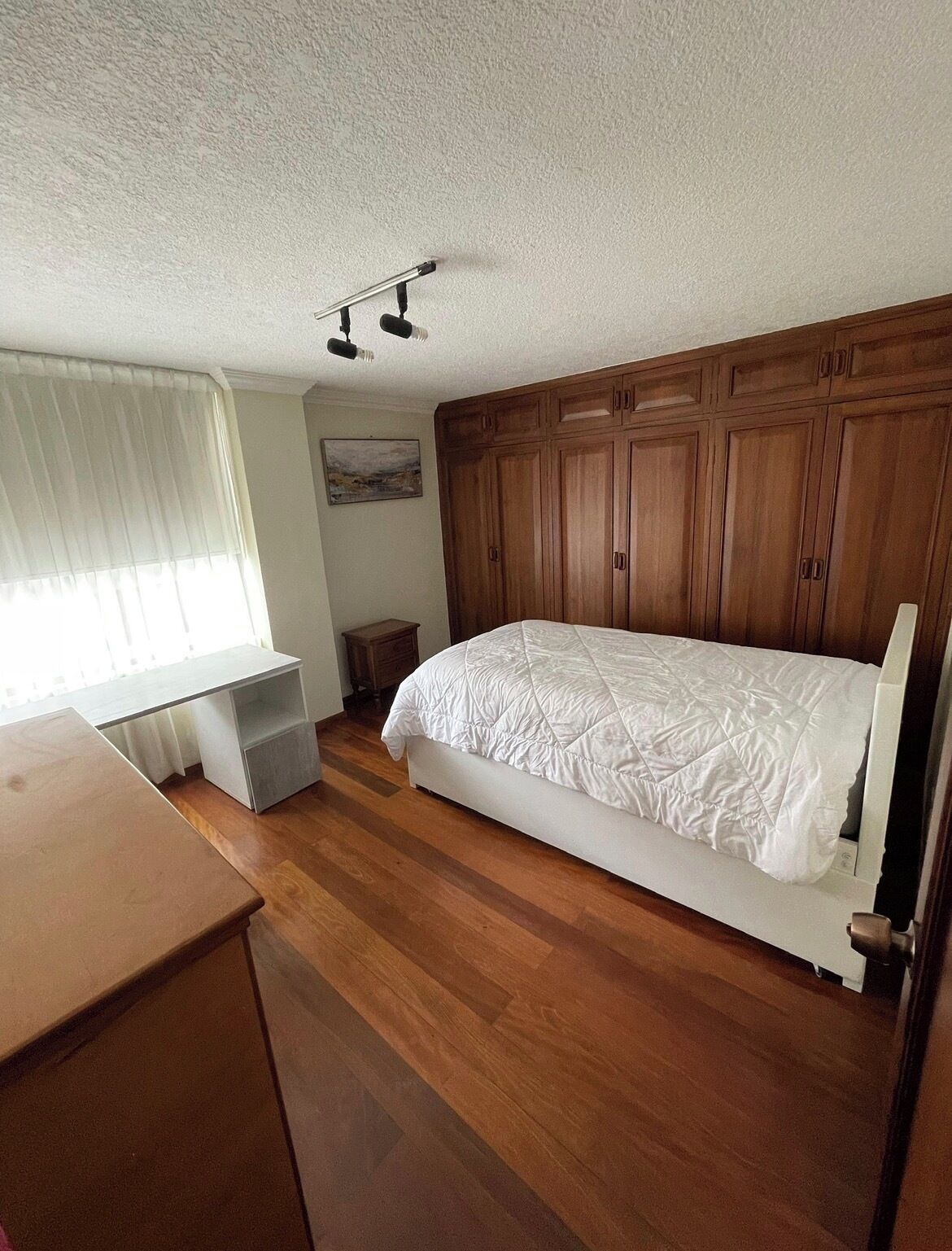 Tabla de planchar con plancha, wifi, ropa de cama